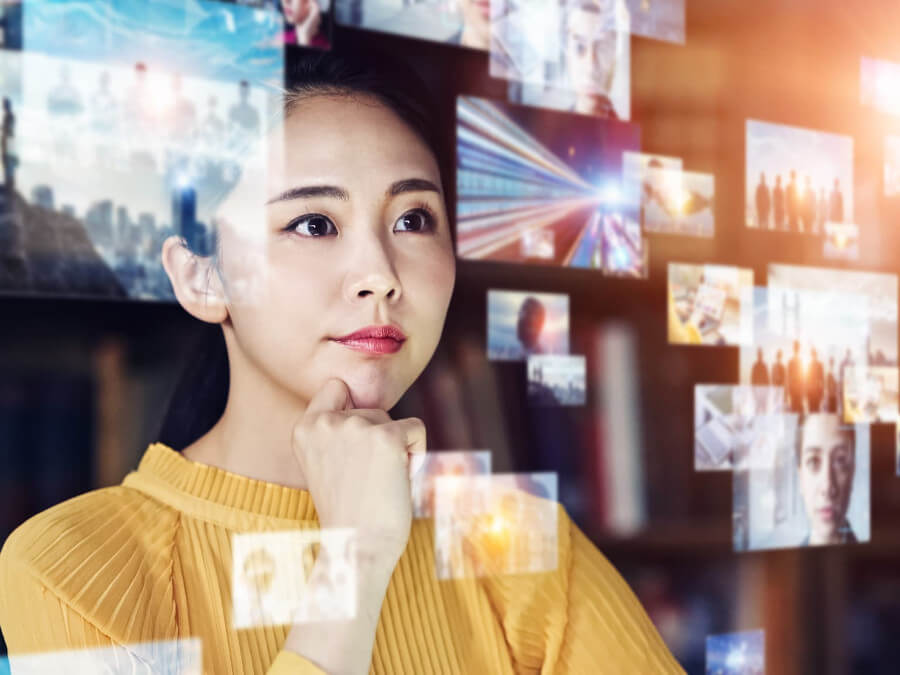 映像に囲まれる女性