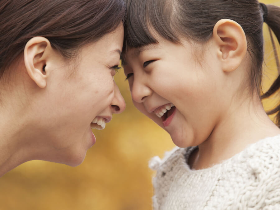 額を合わせる母と子